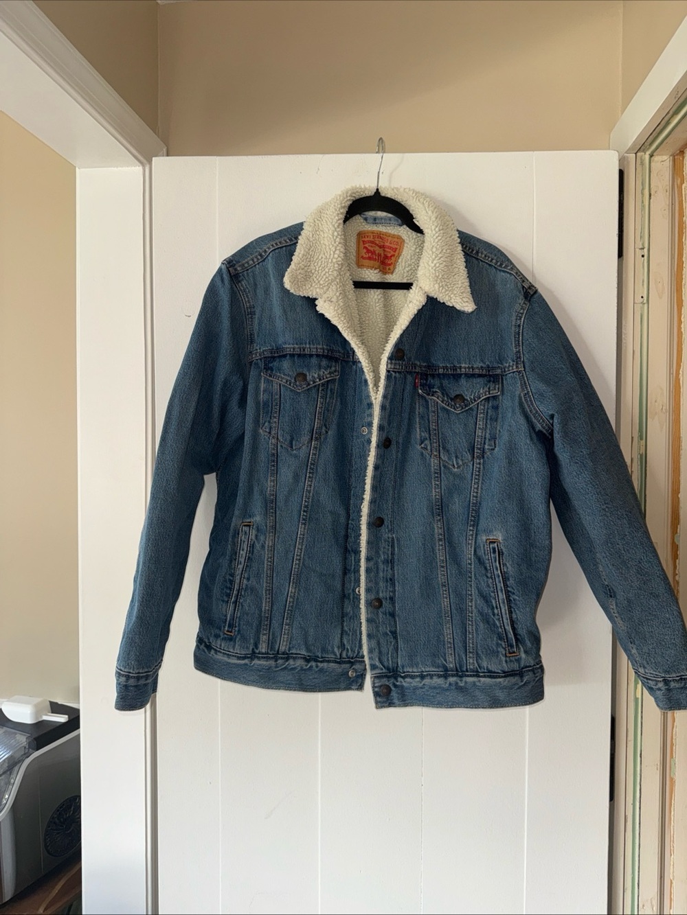 Men’s Levi’s Sherpa lined trucker Jean jacket. XL